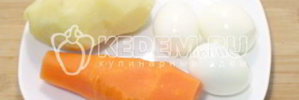 салат оливье с курицей и икорной закуской