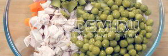 салат оливье с курицей и икорной закуской