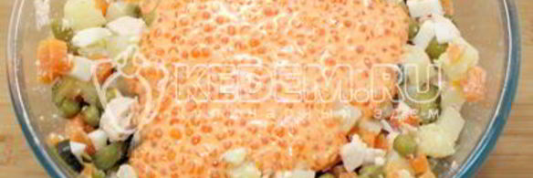 салат оливье с курицей и икорной закуской