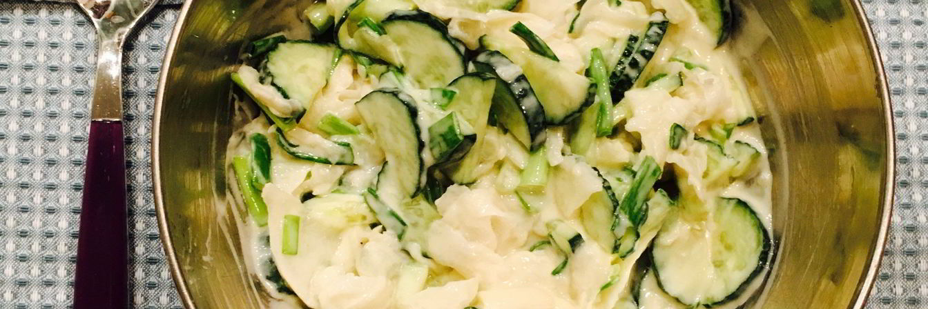 Осенний салат с огурцами и дайконом с медово-горчичной заправкой