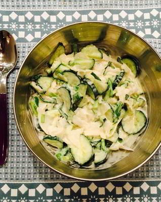 Осенний салат с огурцами и дайконом с медово-горчичной заправкой