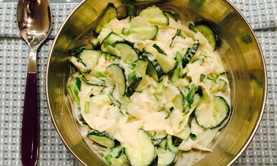 Рецепт осеннего салата с огурцами и дайконом с медово-горчичной заправкой