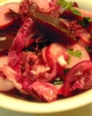 Парижский салат со свеклой и редисом