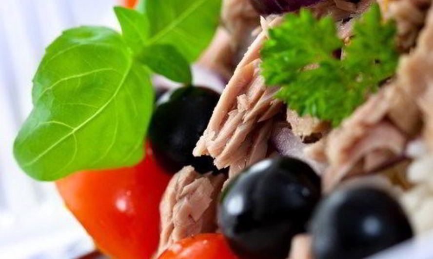 Рецепт салата из анчоусов с оливками, маслинами и зеленью