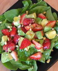 Салат из авокадо и клубники