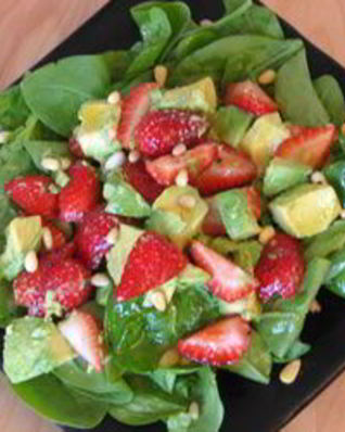 Салат из авокадо и клубники