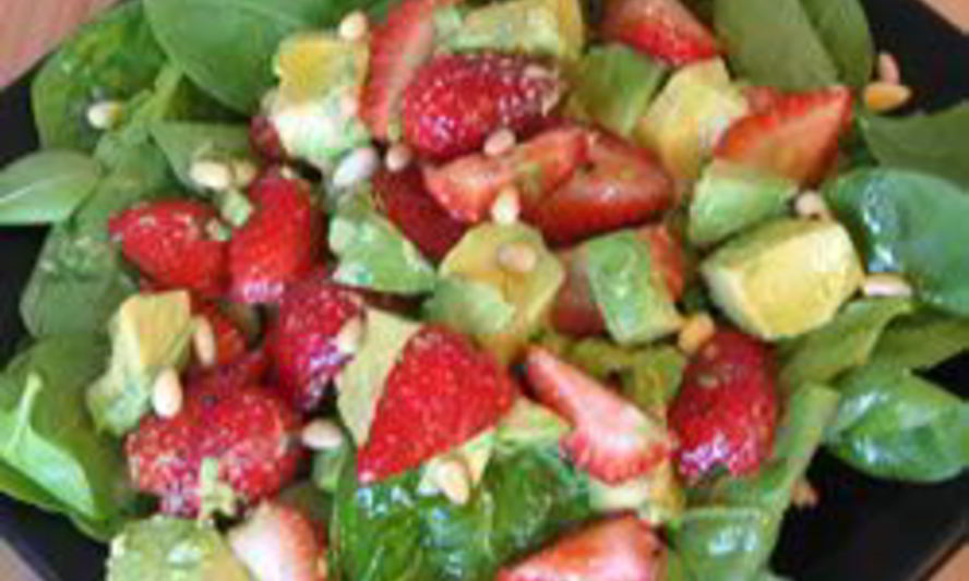 Рецепт салата из авокадо и клубники