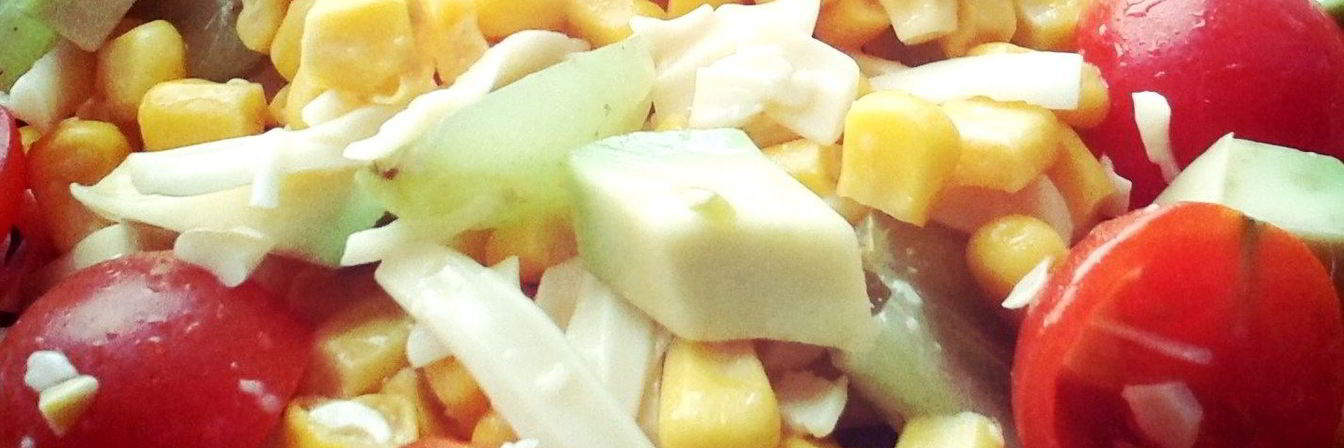 Салат из авокадо с помидорами черри и виноградом