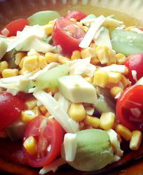 Салат из авокадо с помидорами черри и виноградом