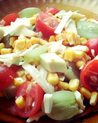 Салат из авокадо с помидорами черри и виноградом