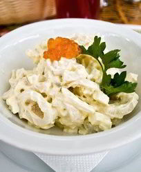 Салат из кальмаров с сыром и грецкими орехами