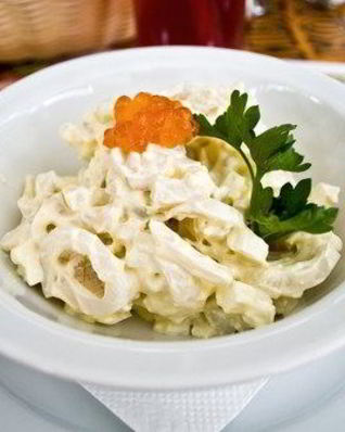 Салат из кальмаров с сыром и грецкими орехами