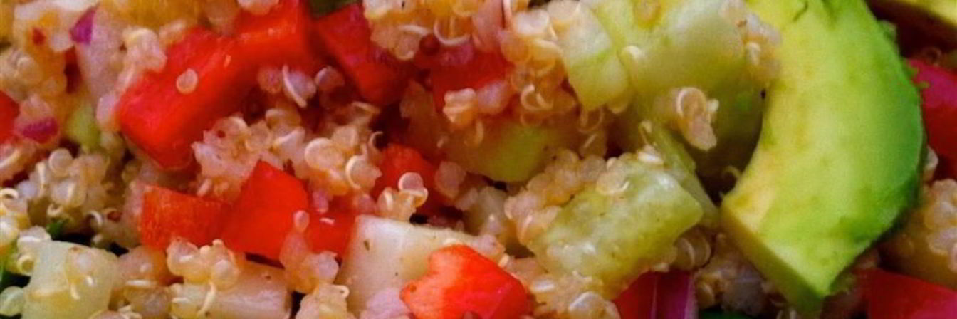 Салат из киноа, капусты кале и авокадо