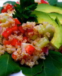 Салат из киноа, капусты кале и авокадо