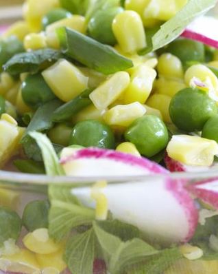 Салат из кукурузы, зеленого горошка и редиски