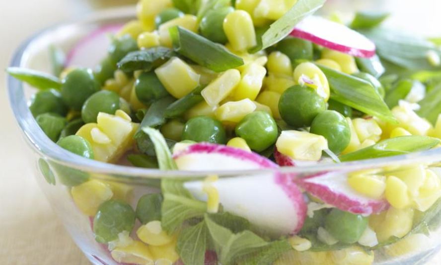 Рецепт салата из кукурузы, зеленого горошка и редиски