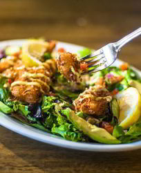 Салат из куриного филе с авокадо