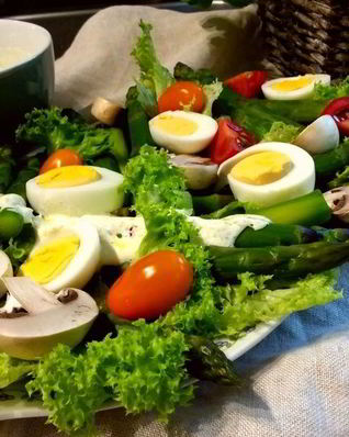 Салат из спаржи и яиц под йогуртовым соусом