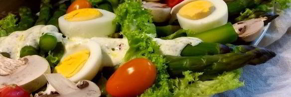 салат из спаржи и яиц под йогуртовым соусом