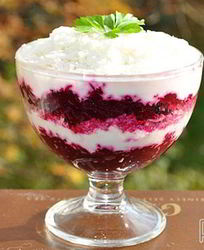 Салат из свеклы с яйцом, чесноком и йогуртом