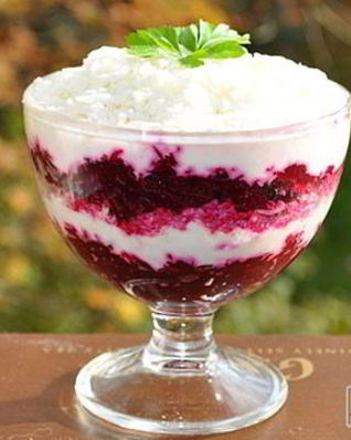 Салат из свеклы с яйцом, чесноком и йогуртом