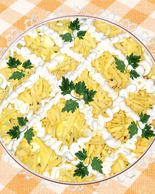 Салат Красавица с ветчиной