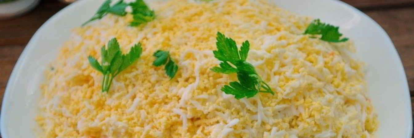 Салат Марсель с черносливом и корейской морковкой