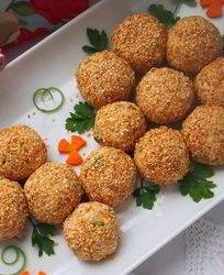 Салатные шарики Мимоза в кунжуте