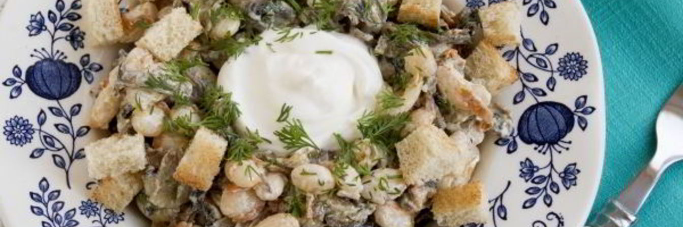 Салат с фасолью и грибами и сухариками