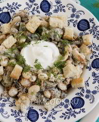 Салат с фасолью и грибами и сухариками