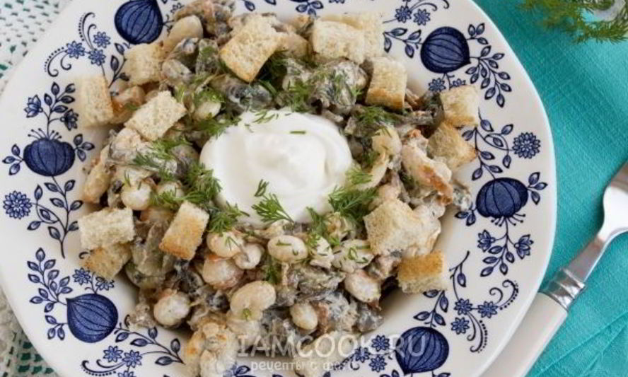 Рецепт салата с фасолью и грибами и сухариками
