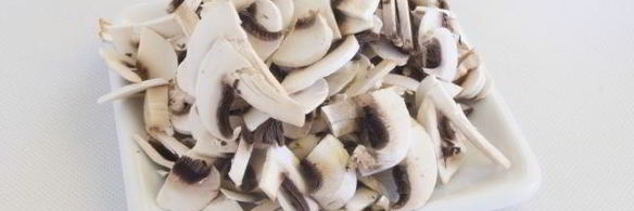 салат с фасолью и грибами и сухариками