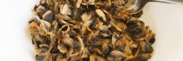 салат с фасолью и грибами и сухариками