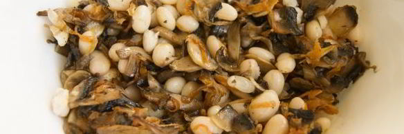 салат с фасолью и грибами и сухариками