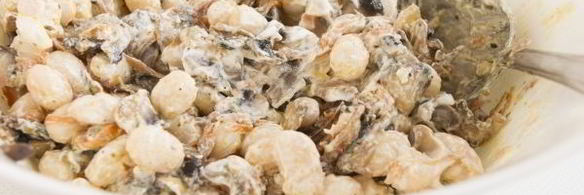 салат с фасолью и грибами и сухариками