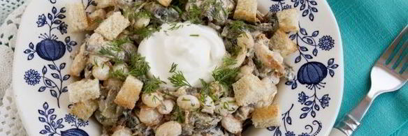 салат с фасолью и грибами и сухариками
