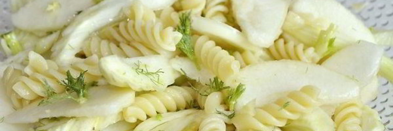 Салат с фенхелем, макаронами и грушей
