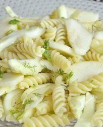 Салат с фенхелем, макаронами и грушей