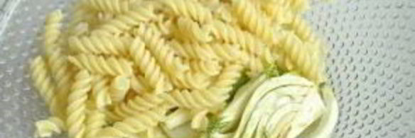 салат с фенхелем, макаронами и грушей