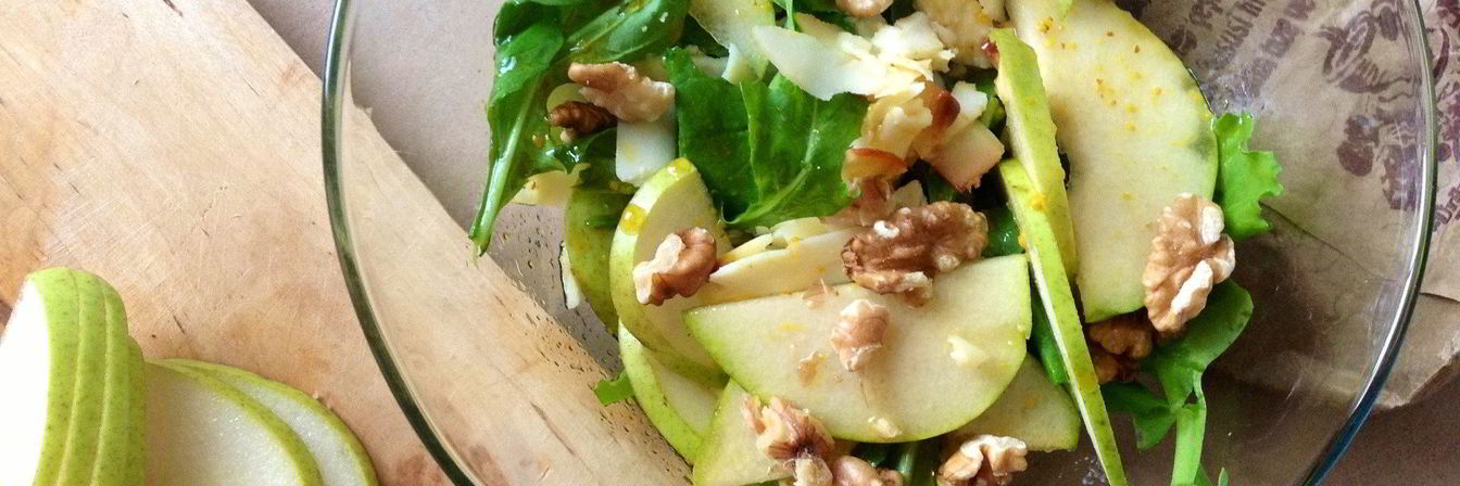 Салат с грушей и копченым сыром