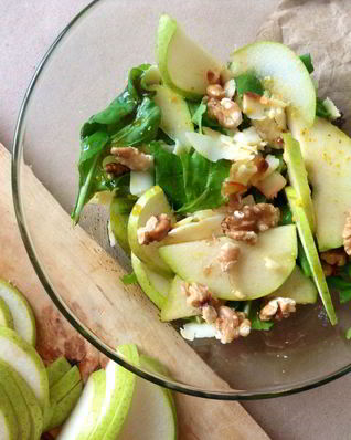 Салат с грушей и копченым сыром