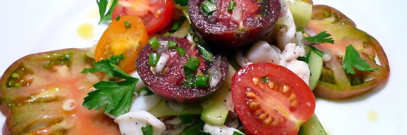 Салат с кальмарами и огурцами