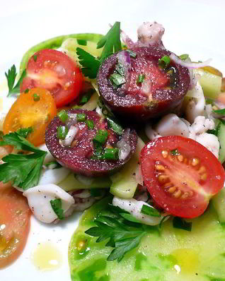 Салат с кальмарами и огурцами