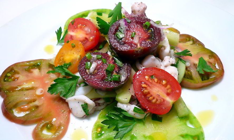 Рецепт салата с кальмарами и огурцами