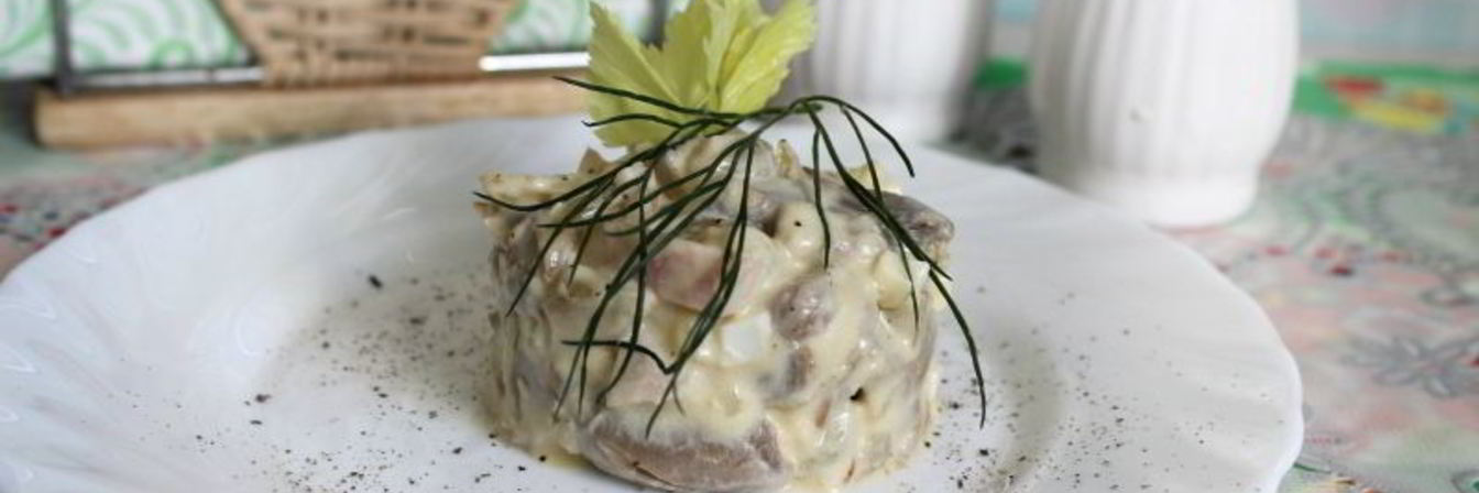 Салат с кальмарами и жареными шампиньонами по-нормандски