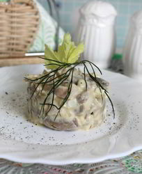 Салат с кальмарами и жареными шампиньонами по-нормандски