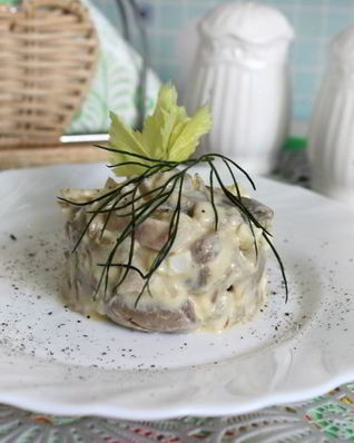 Салат с кальмарами и жареными шампиньонами по-нормандски