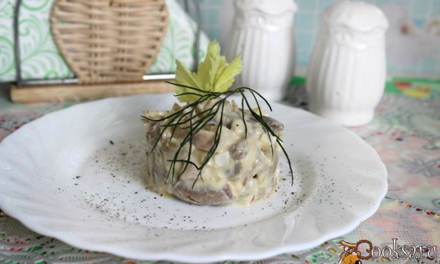 Рецепт салата с кальмарами и жареными шампиньонами по-нормандски