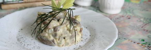 салат с кальмарами и жареными шампиньонами по-нормандски