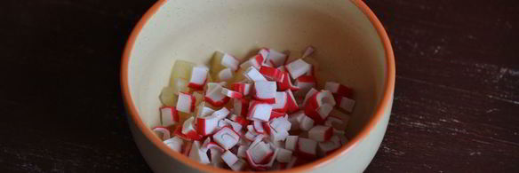 салат с крабовыми палочками и ананасами